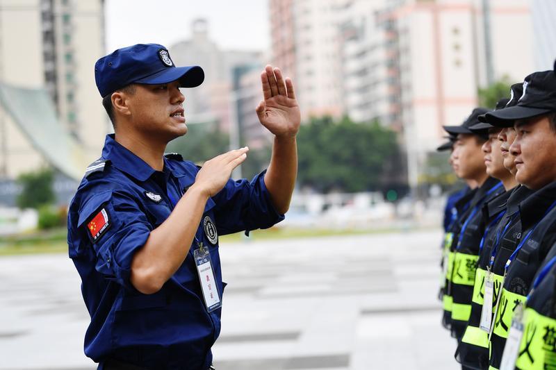 深圳晶報：戰(zhàn)“疫”中的保安故事|李少龍：關鍵時刻堅定前行，迎難而上