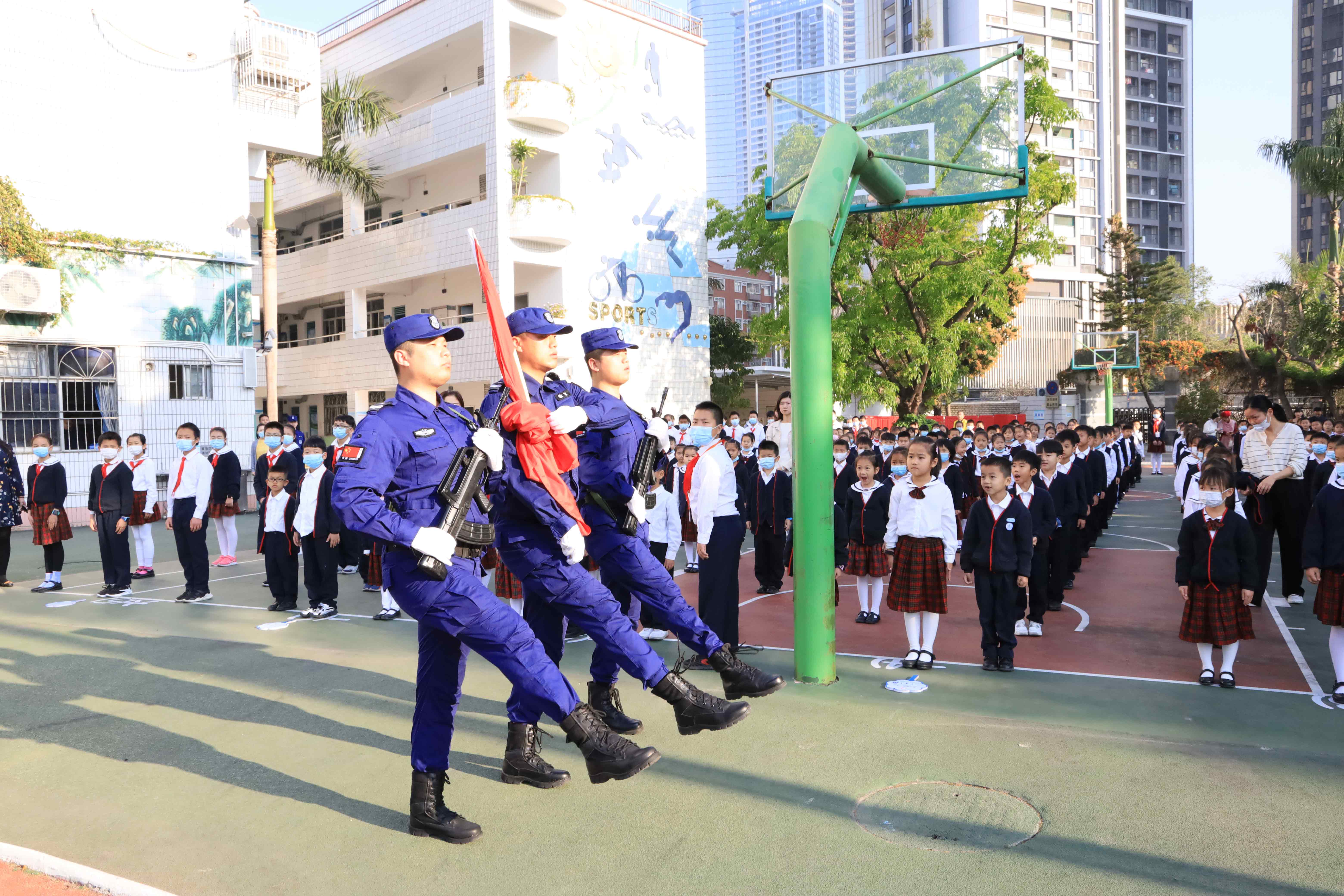 飛揚的國旗下盡心守護校園平安(圖1)
