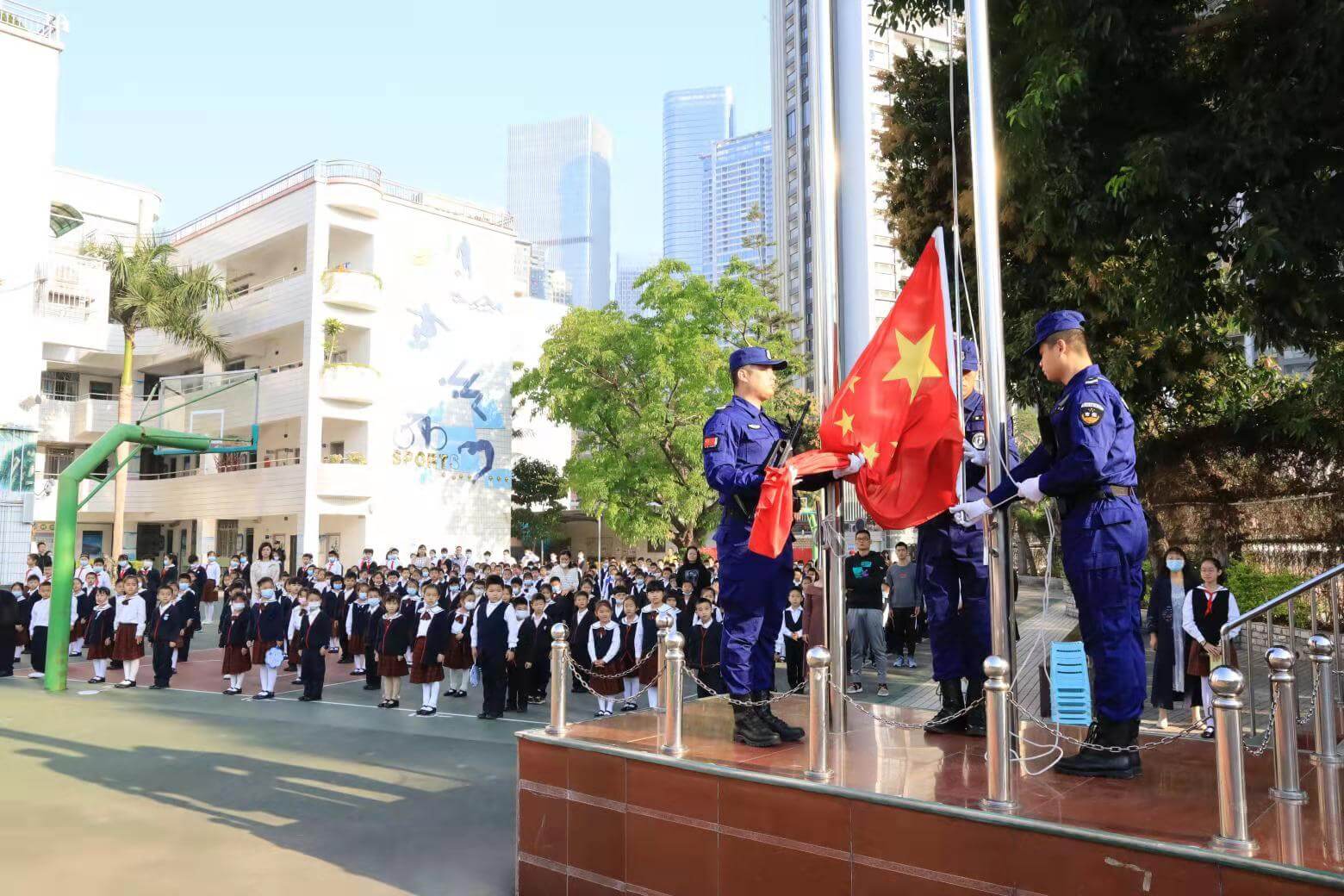 飛揚的國旗下盡心守護校園平安(圖2)