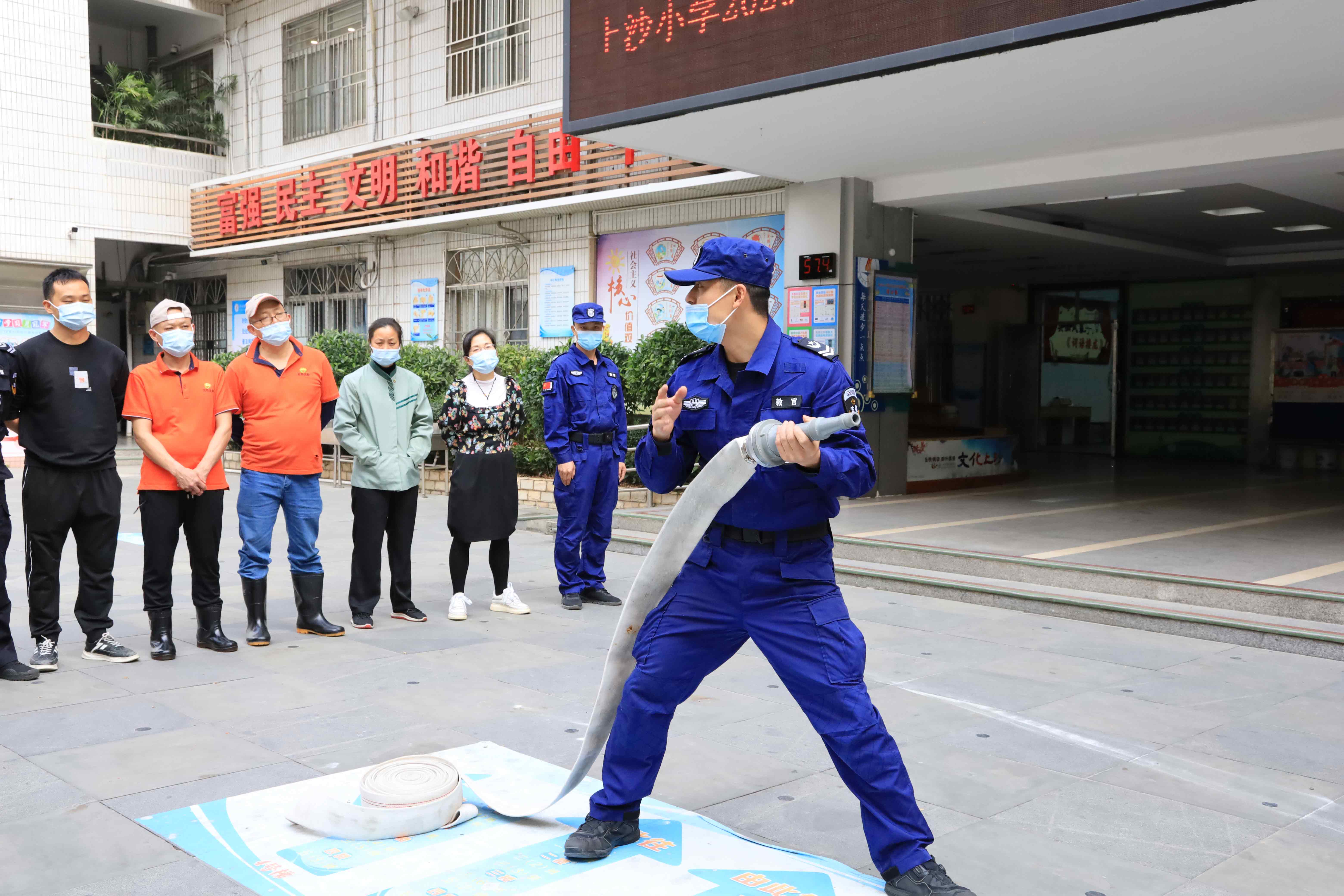 飛揚的國旗下盡心守護校園平安(圖3)