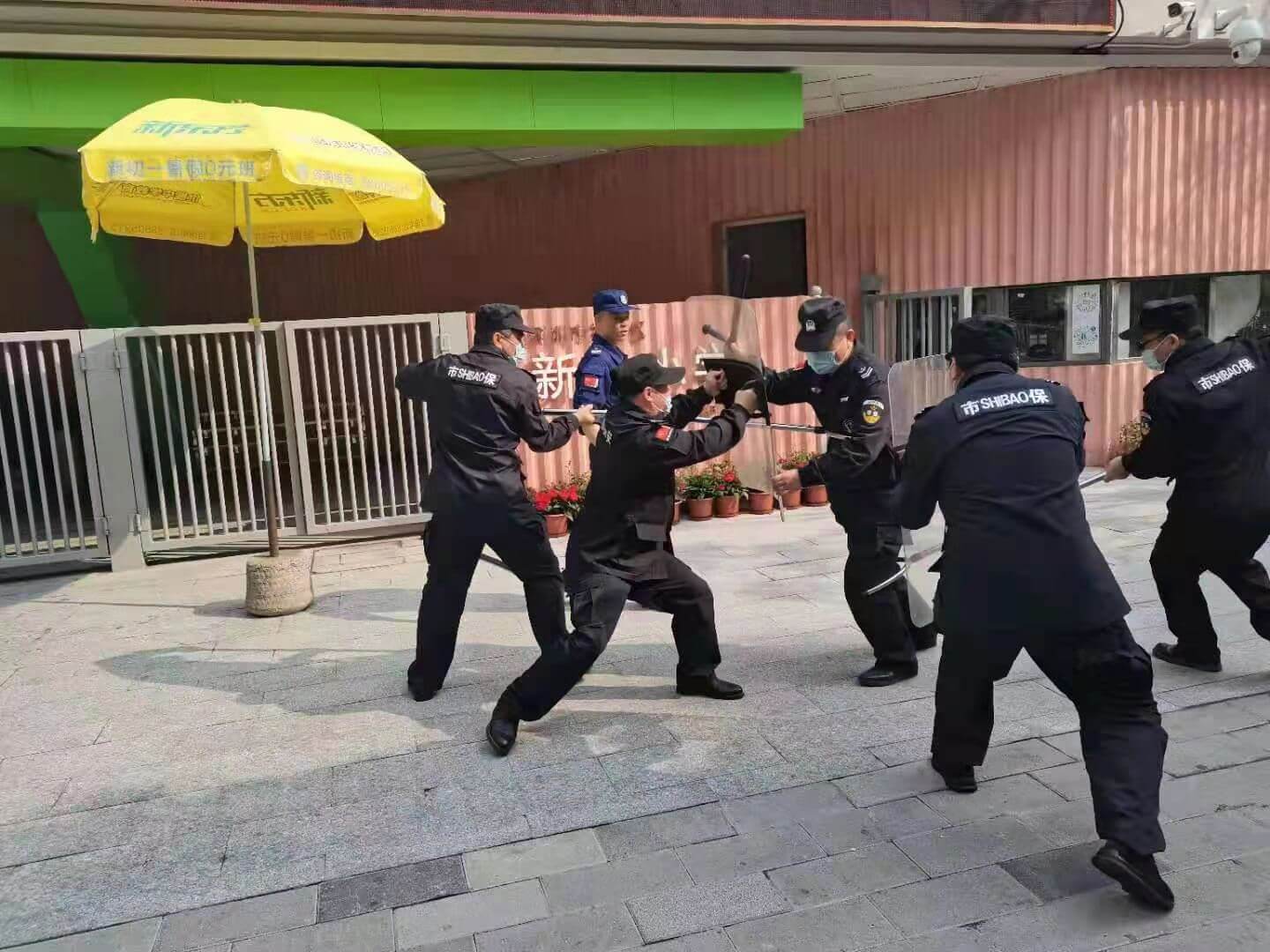 飛揚的國旗下盡心守護校園平安(圖4)